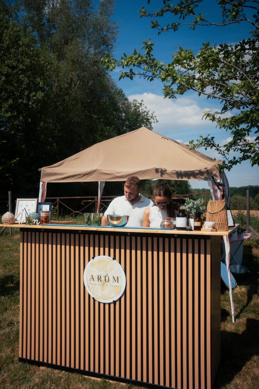 Falko en Lynn aan de Aróm bar