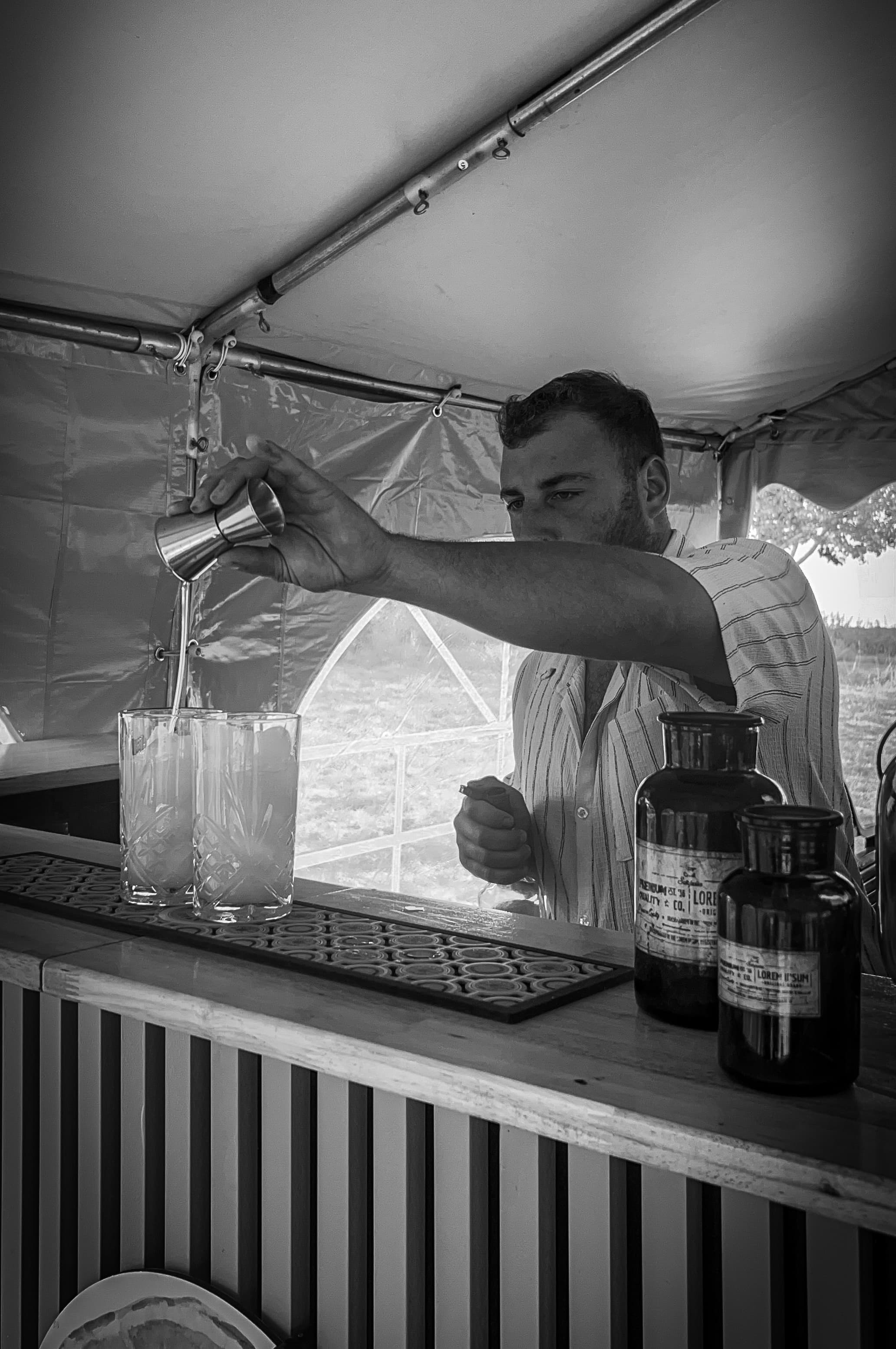 Falko aan de Aróm bar