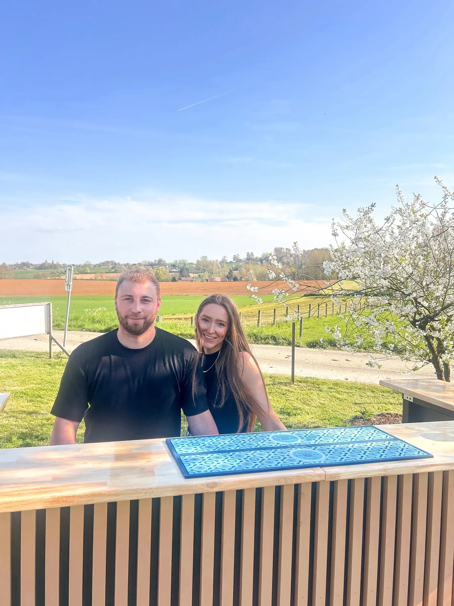 Falko en Lynn aan de Aróm bar