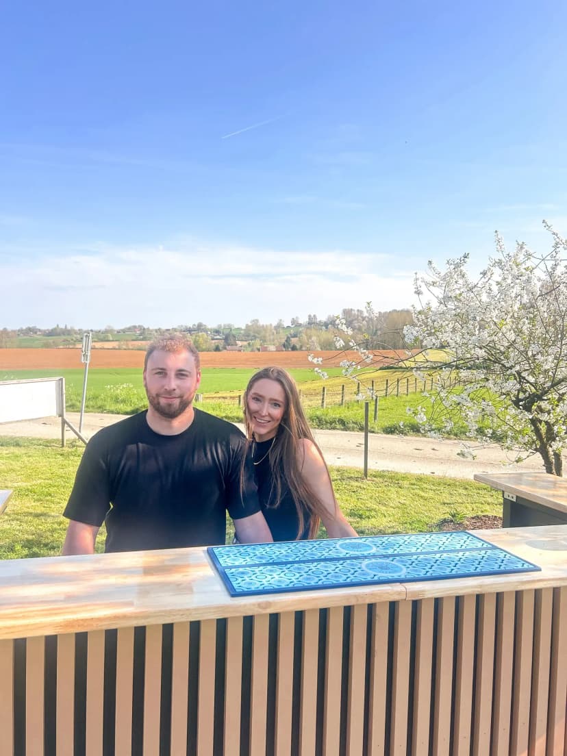 Falko en Lynn aan de Aróm bar